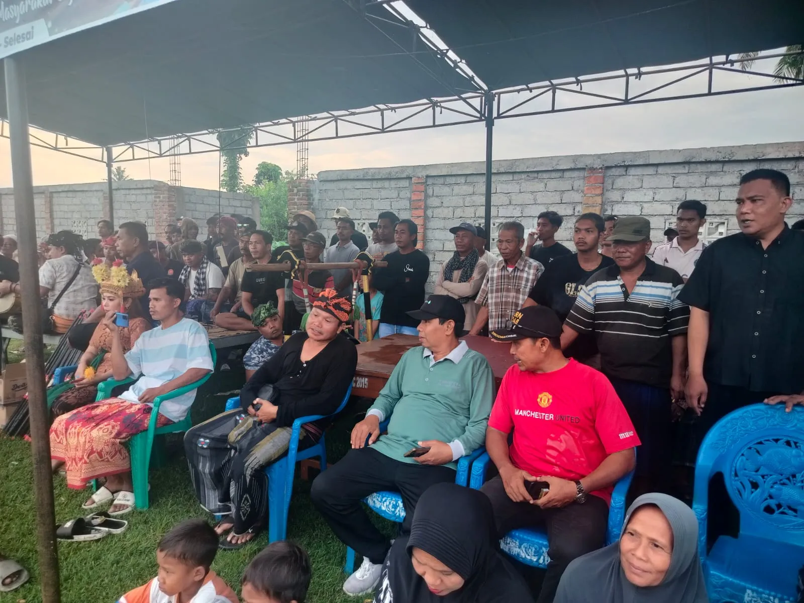 Sinergi Polri dan Warga Sukseskan Peresean HUT Desa Kuripan Timur