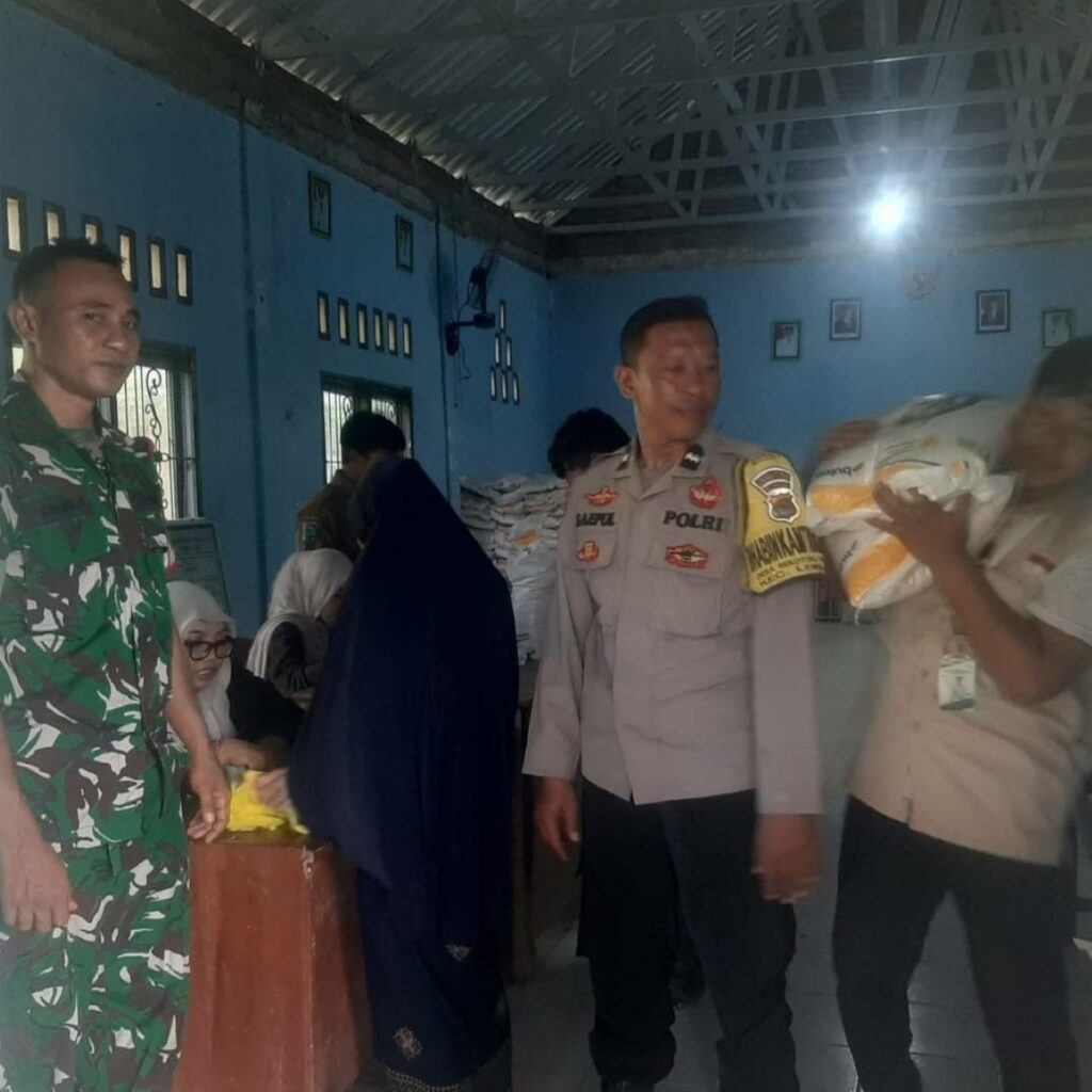 Sukses! 817 Warga Lombok Barat Terima Bantuan Pangan Dikawal Polisi