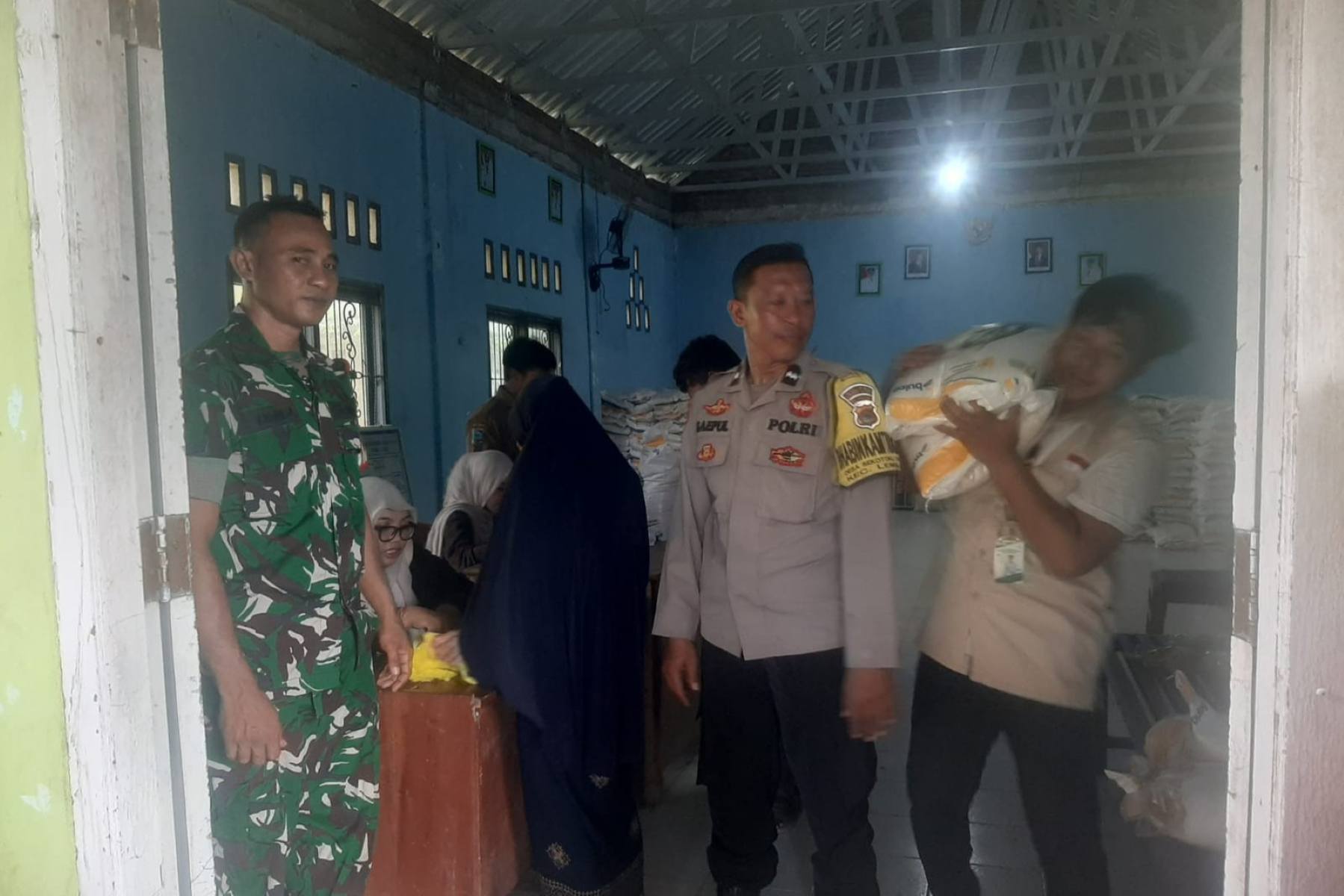 Sukses! 817 Warga Lombok Barat Terima Bantuan Pangan Dikawal Polisi