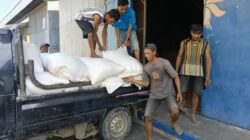 Jaga Stabilitas Harga, Polsek Lembar Dampingi Distribusi Jagung ke Bulog