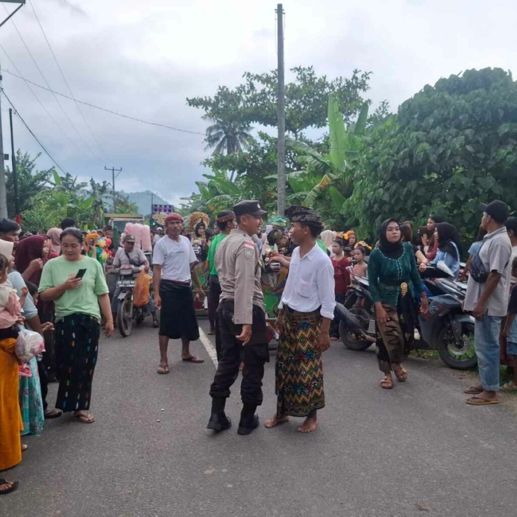 Demi Kelancaran Adat, Personel Polsek Sekotong Atur Arus Nyongkolan